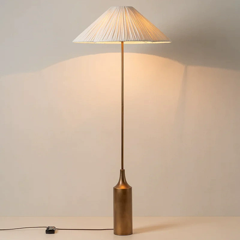 Современная настольная/торшерек? Wait: It's floor lamp. The text: "Modern design floor lamp, lights for bedroom, french style, trend of season, Italy" -> "Современная настольная торшер?" We must be precise: floor lamp = напольная лампа. So: "Современная напольная лампа с дизайном, светильник для спальни, французский стиль, тренд сезона, Италия"