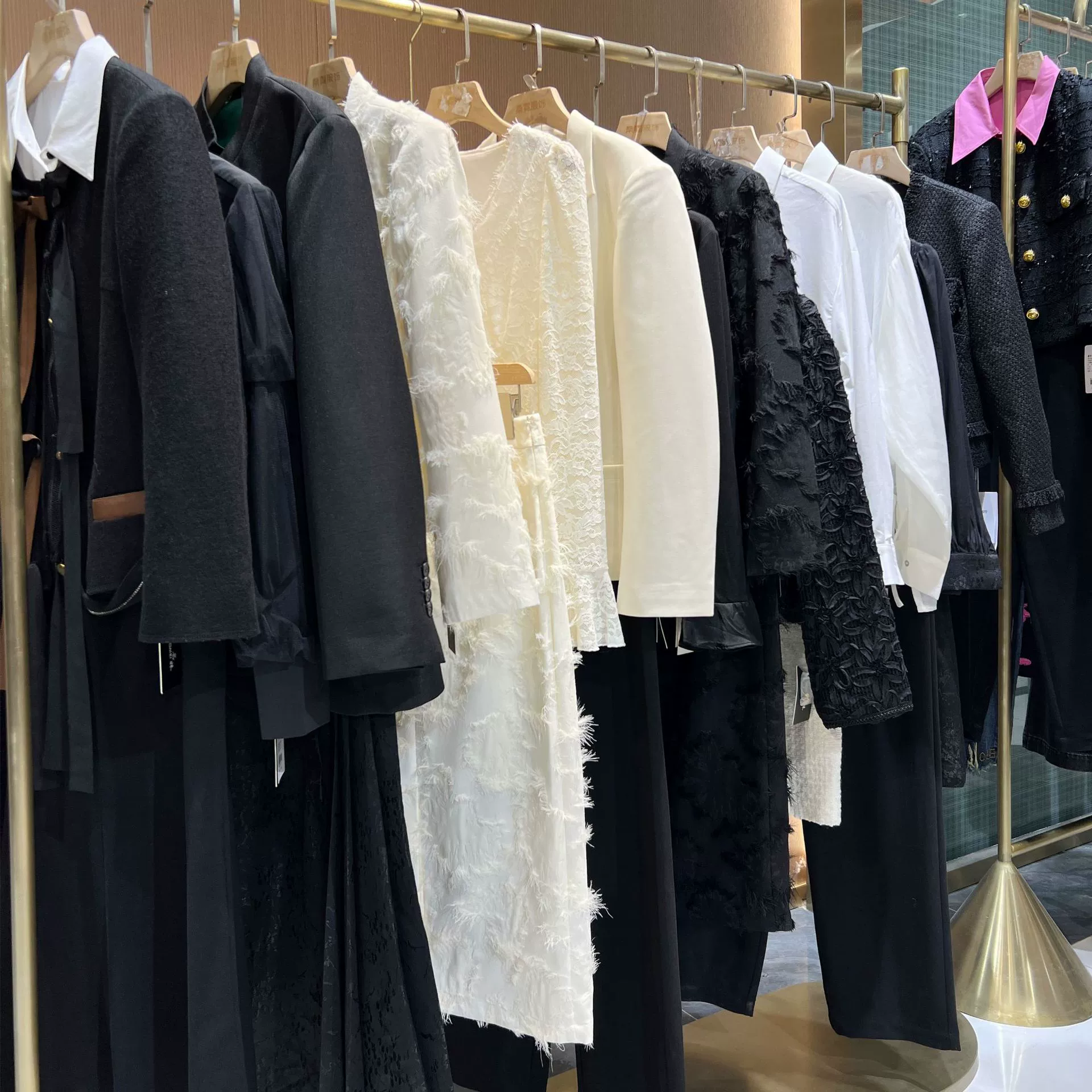 Весной Xiao Xiangfeng хвост женской одежды оптом торговый центр снимает прилавок