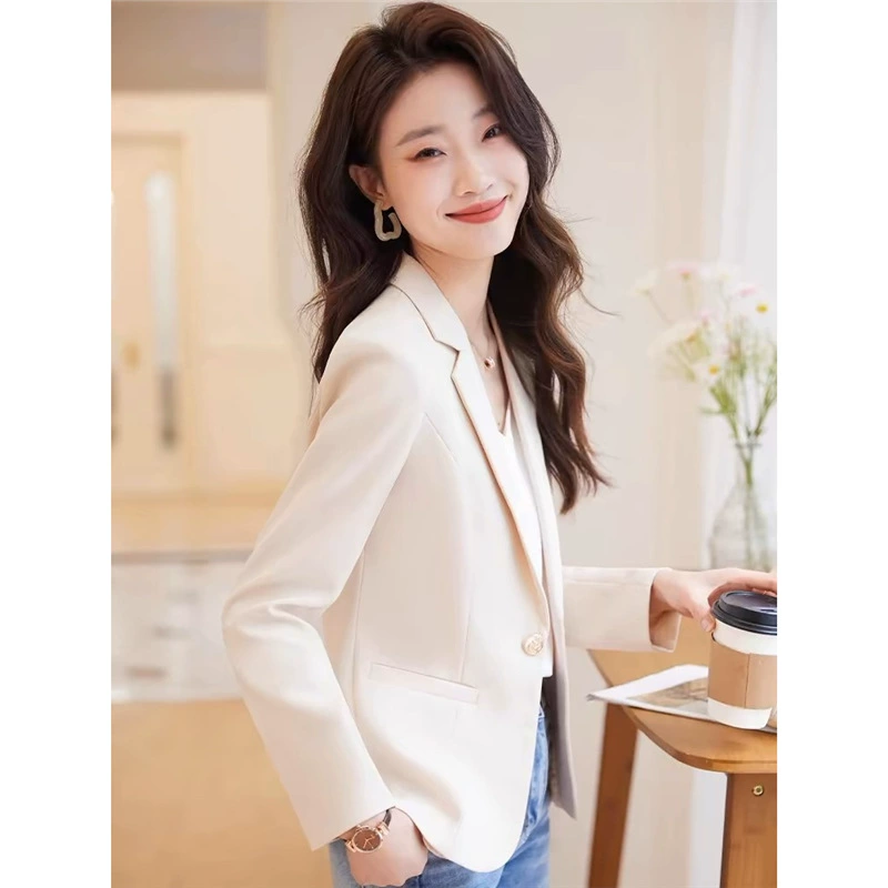 Нежно-белый повседневный пиджак для маленьких женщин весна и осень 2024 новый стройный укороченный продвинутый женский костюм