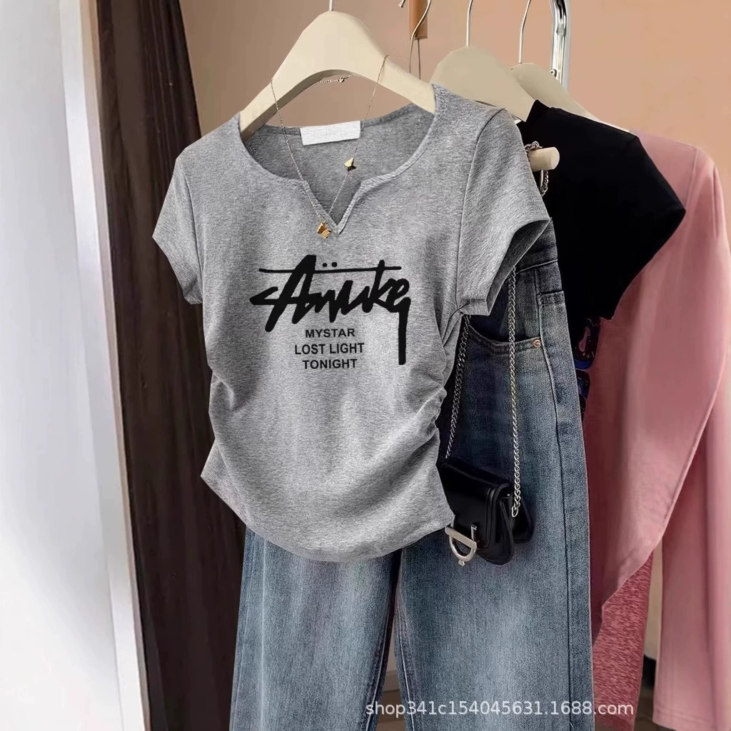 Женская футболка с коротким рукавом и правым плечом, новый стиль 2025, плиссированная по бокам, утягивающая талию, топ с цветочным принтом, серый, лето