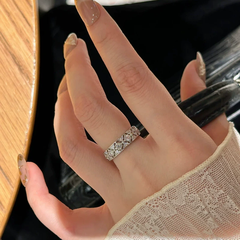 Изысканное кольцо с узором под diamonds? However must translate content accurately.