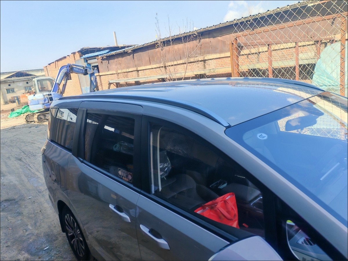 Suitable for Wuling Starlight 730 luggage rack, aluminum alloy material screw bracket, screw-mounted travel rack