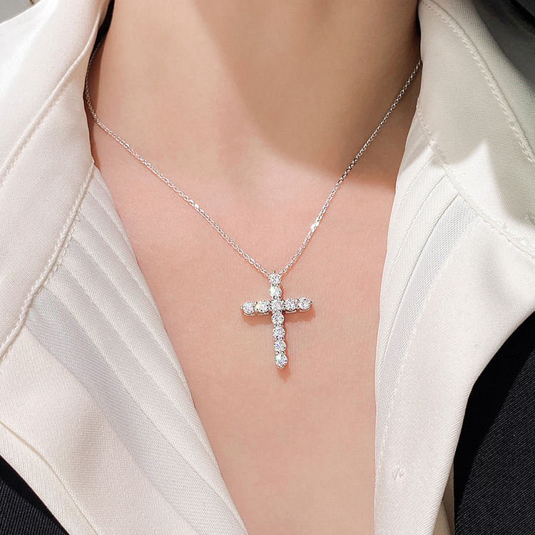 티타늄 스틸 변색되지 않는 마이크로 다이아몬드가 박힌 대형 크로스 목걸이 펜던트 크로스보더 라이트 럭셔리 틈새 하이 엔드 쇄골 체인
