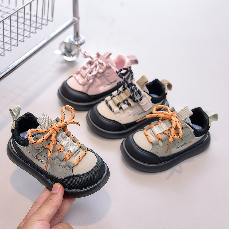 Zapatos infantiles al aire libre zapatos para niños zapatos deportivos con suela suave para niños medianos otoño 2025 nuevos zapatos infantiles transfronterizos