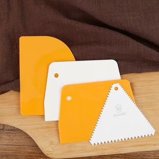 Three-energy baking scraper soft birthday cake cream scraper hard plastic trapezoidal triangle semicircular fine teeth