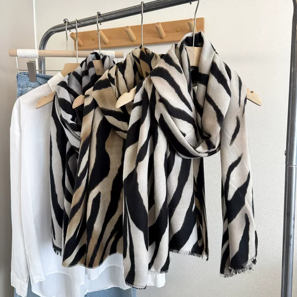 Elegant, warm, skin-friendly zebra-patterned scarf, faux cashmere, European and American style, fashionable oversized shawl and neck warmer, dual-use