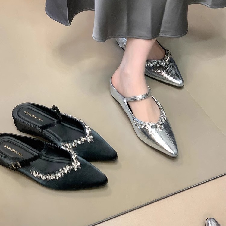 Aumento interior 3CM punta puntiaguda plata diamantes de imitación Baotou medias pantuflas zapatos de mujer ropa exterior 2025 primavera y verano zapatos franceses individuales