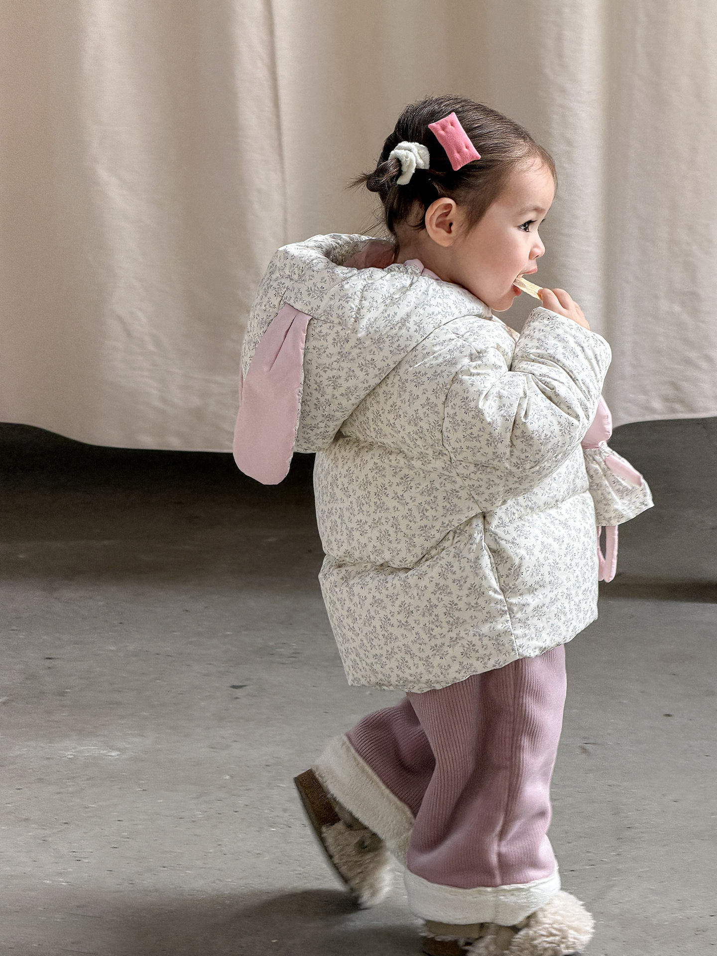 Ropa infantil de canela de pera, ropa de invierno de chicas, 90 chaqueta blanca para niños con capuchón, ropa de bebé de un año