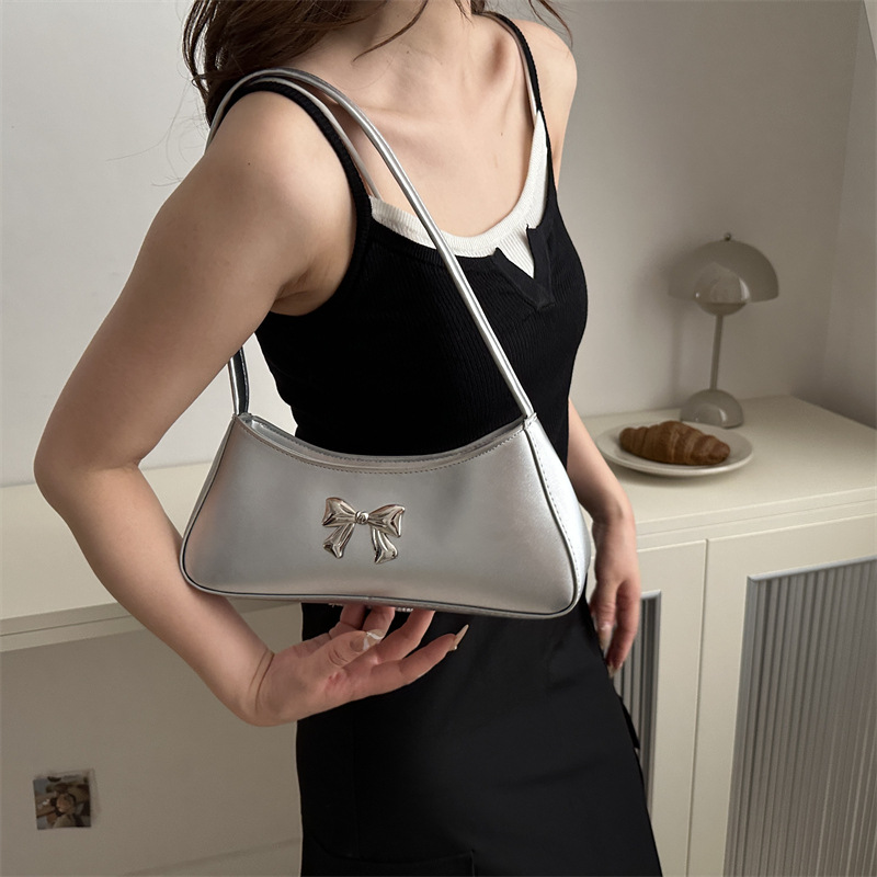 Bolsos axilales de alta textura 2024 verano nuevo diseño de moda francesa temperamento simple arco bolso de hombro