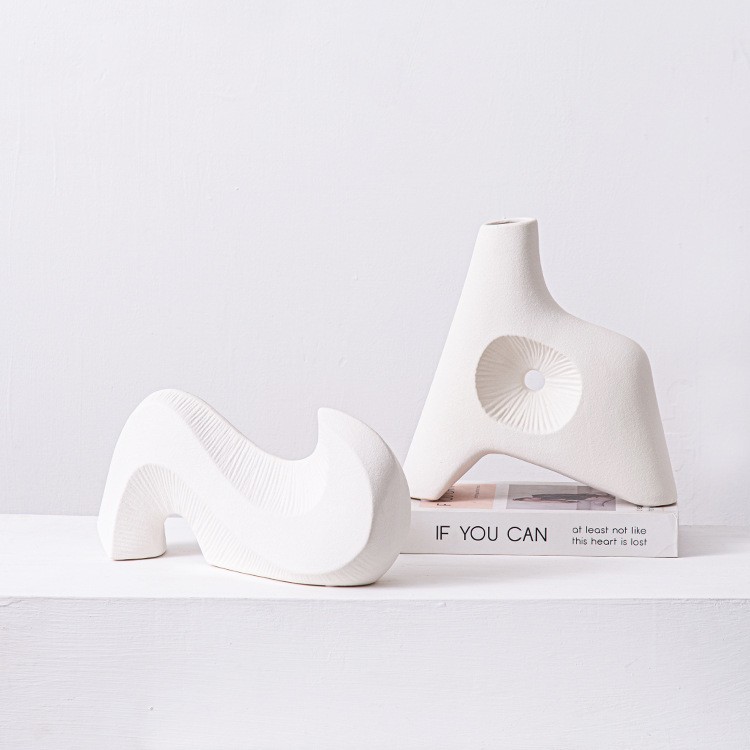 リビングルームの置物は軽くて豪華で高級な雰囲気のお酒棚の装飾品です。