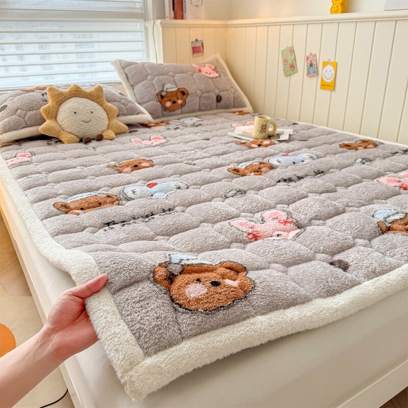 Milk velvet mattress protector for winter warmth, machine washable non-slip soft pad, tatami dormitory velvet mattress wholesale Milk velvet mattress protector for winter warmth, machine washable non-slip soft pad, tatami dormitory velvet mattress wholesale