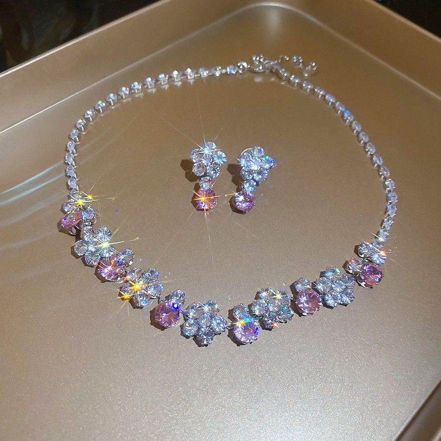 Collar de aretes cuadrados con incrustaciones de diamantes de dos piezas de moda, lujo ligero, collar de alta gama, temperamento exquisito, conjunto de joyas de todo fósforo