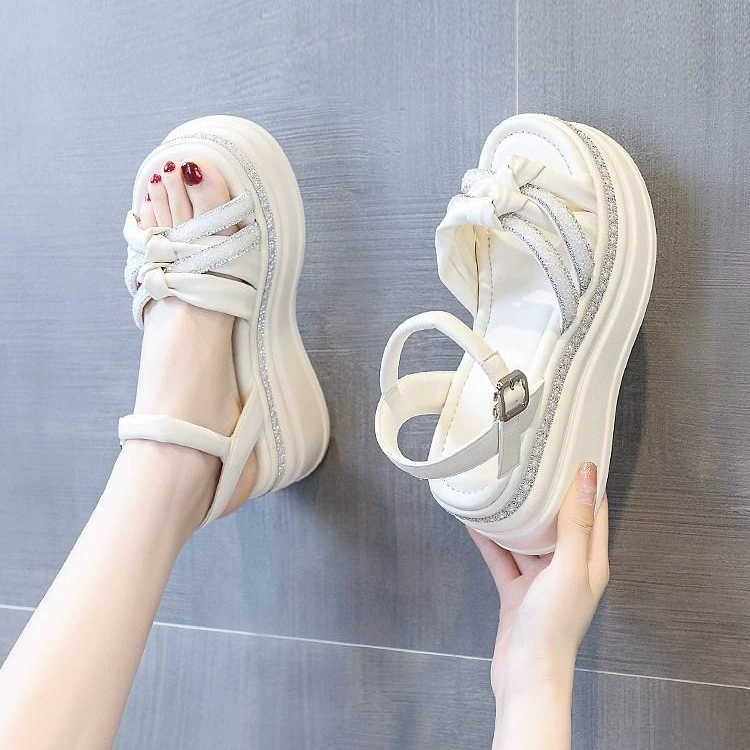 Сандалии на платформе для женщин, увеличивающие рост, новинка лета 2025, суперпопулярные, на толстой подошве, пляжная мода.