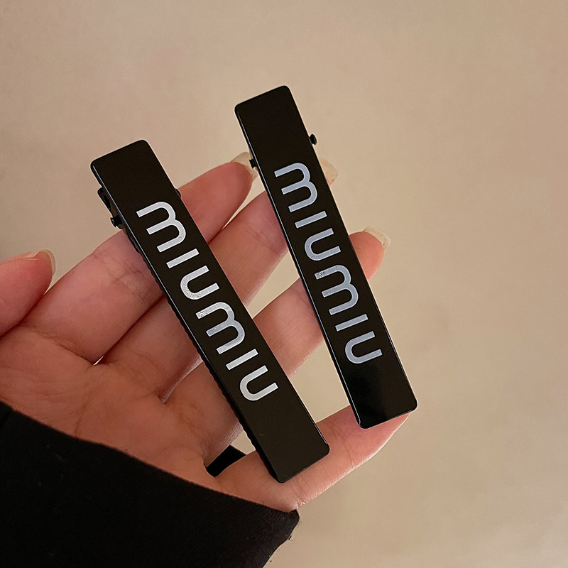 De metal de una sola palabra pico horquilla accesorios para el cabello femenino de alto grado estilo Chanel miumiu carta horquilla ins estilo clip lateral