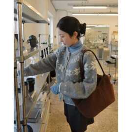 现 2025秋冬季新款韩国设计师复古费尔岛牛角扣提花毛衣开衫