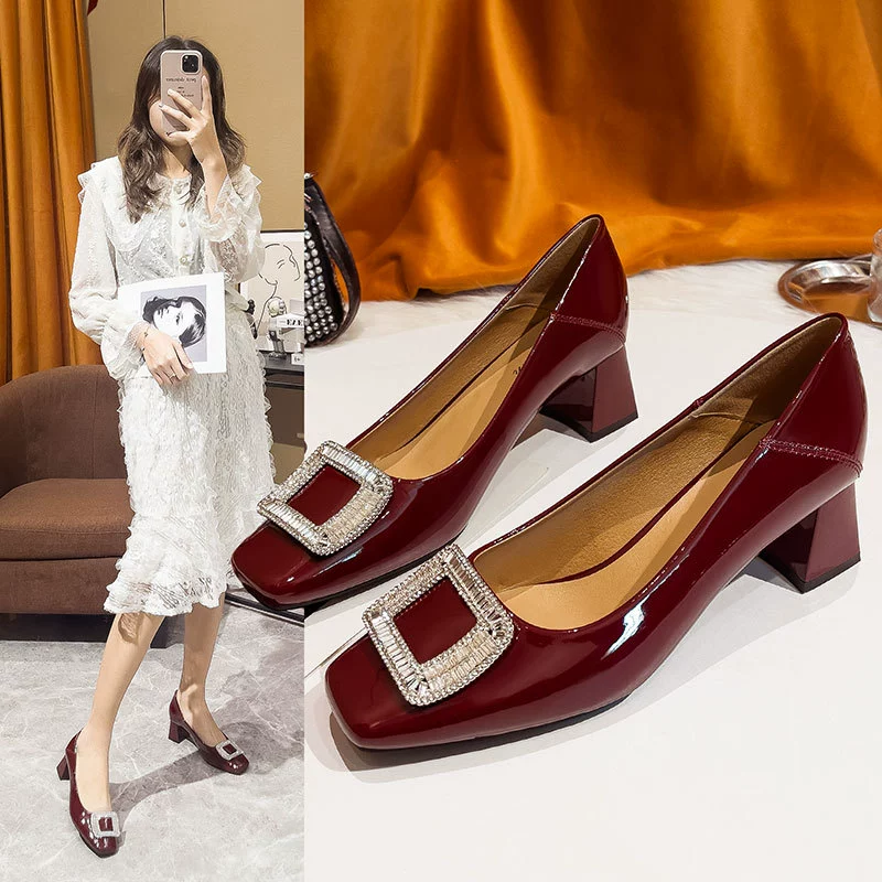 Туфли на высоком каблуке на толстом каблуке, которые не утомляют ноги. Новые красные женские туфли 2025 года. Свадебные туфли Xiuhe. Женские туфли из лакированной кожи на среднем каблуке с квадратным носком.