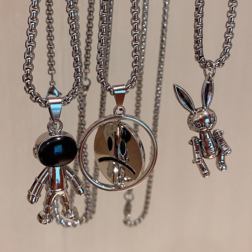 Personalized hip-hop smiley necklace for young couples niche design t-shirt chain bear astronaut mechanical rabbit