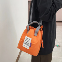 カジュアルでファッショナブルな女性用コインバッグ、カップル用ショルダーバッグ、トレンディな布製ポータブルバケットバッグ、男性用多用途クロスボディバッグ