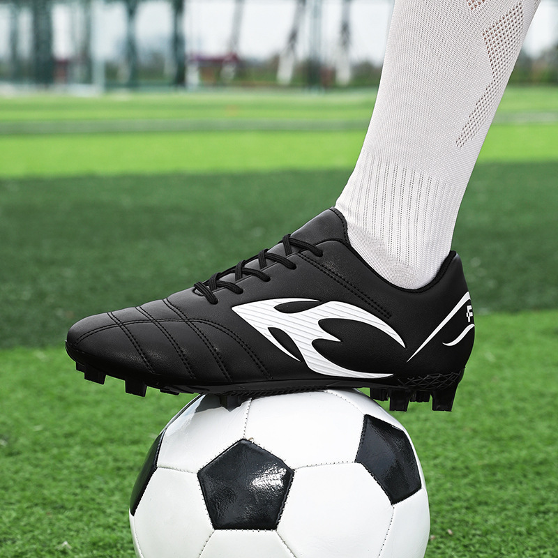 Nuevos zapatos de fútbol antideslizantes de clavos largos transfronterizos para adultos, niños y niñas, zapatos de entrenamiento de fútbol de clavos cortos.