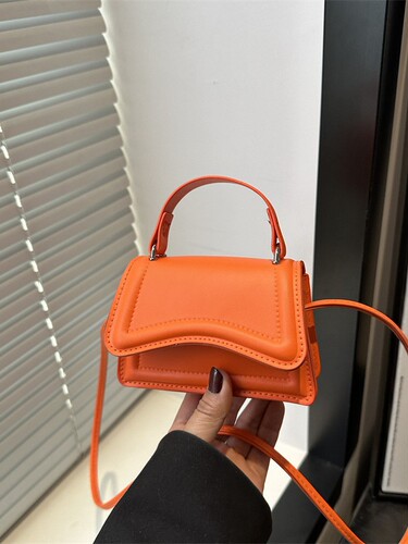 Elegant Minimalist Fashion Mini Lipstick Small Bag for Women 2025 Unique Design Mini Handbag Shoulder Bag