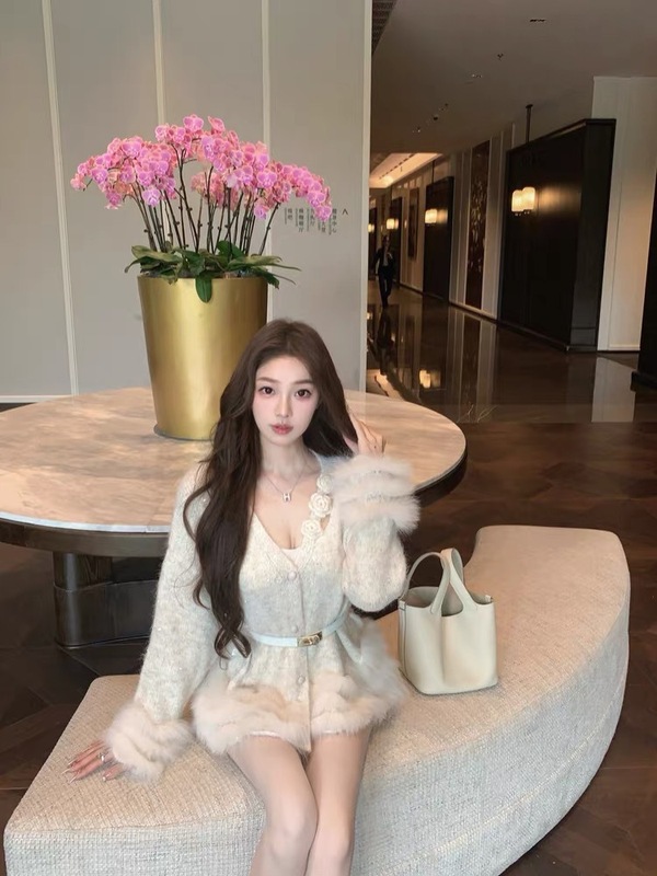 网红同款轻奢感矜贵狐狸毛皮草重工亮丝V领针织开衫女洋气时髦|undefined