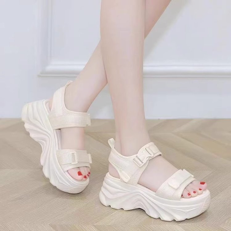 Red famoso padre sandalias mujeres 2026 verano nuevo estilo para salir anti-deslizante fondo grueso muffin zapatos deportivos de playa de estudiantes