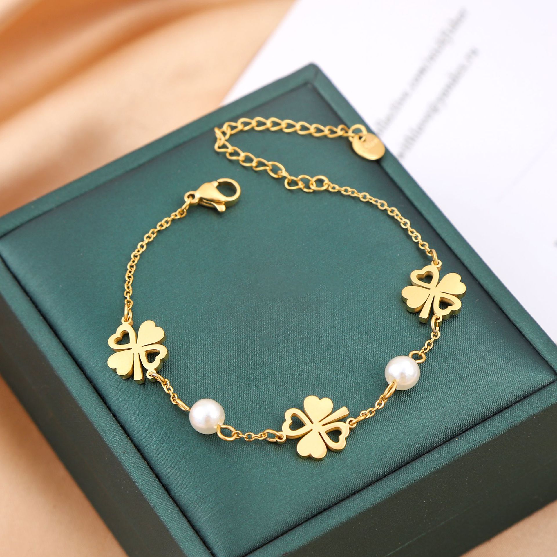 Ventas transfronterizas calientes nuevas pulseras de acero de titanio personalidad femenina de alto nivel diseño ligero de lujo moda temperamento versátil joyería de acero de titanio image 43
