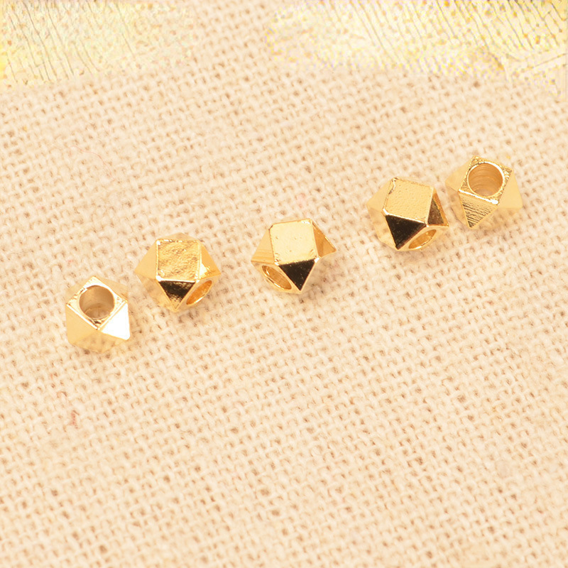 Cobre chapado en oro de 18 quilates y plata geométrica lote ángulo cuentas cuadradas lote flor espaciador perlas plateado roto plata corte ángulo perlas DIY accesorios de la joyería perlas sueltas