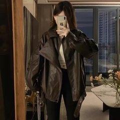 アメリカのレトロなお姉さんの茶色の皮の服のジャケットの機関車の服のコートの女性の秋の新型のゆったりしている百合の高級感の上着