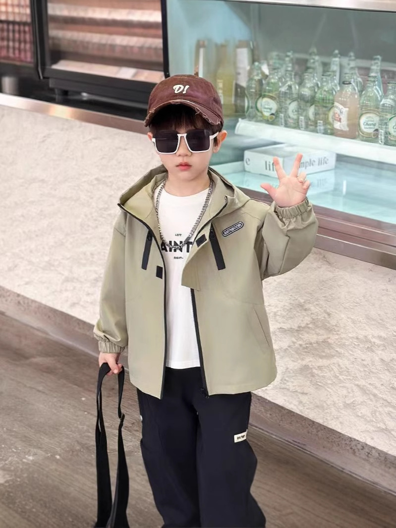 Chaqueta de primavera y otoño de los niños 2025 nueva ropa de asalto de primavera para niños pequeños y medianos niños delgados guapo y elegante