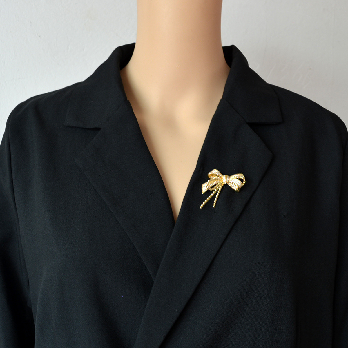 Metal Bow Brooch High-quality Niche Retro All-match Suit Pin display picture 1