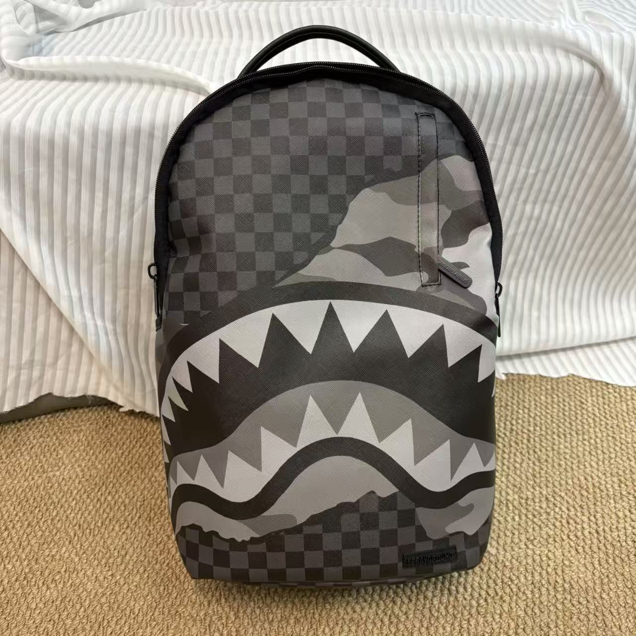 Camuflaje negro y gris