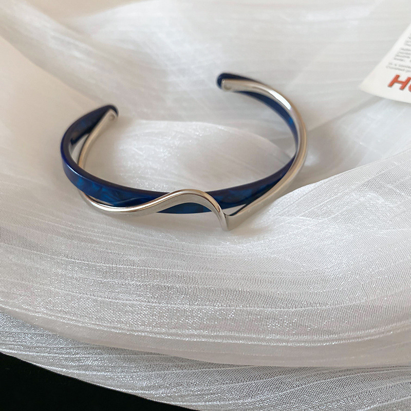 Pulsera abierta galvanizada de oro Real, pulsera coreana con textura de metal, nicho de estilo frío, joyería de alta gama al por mayor