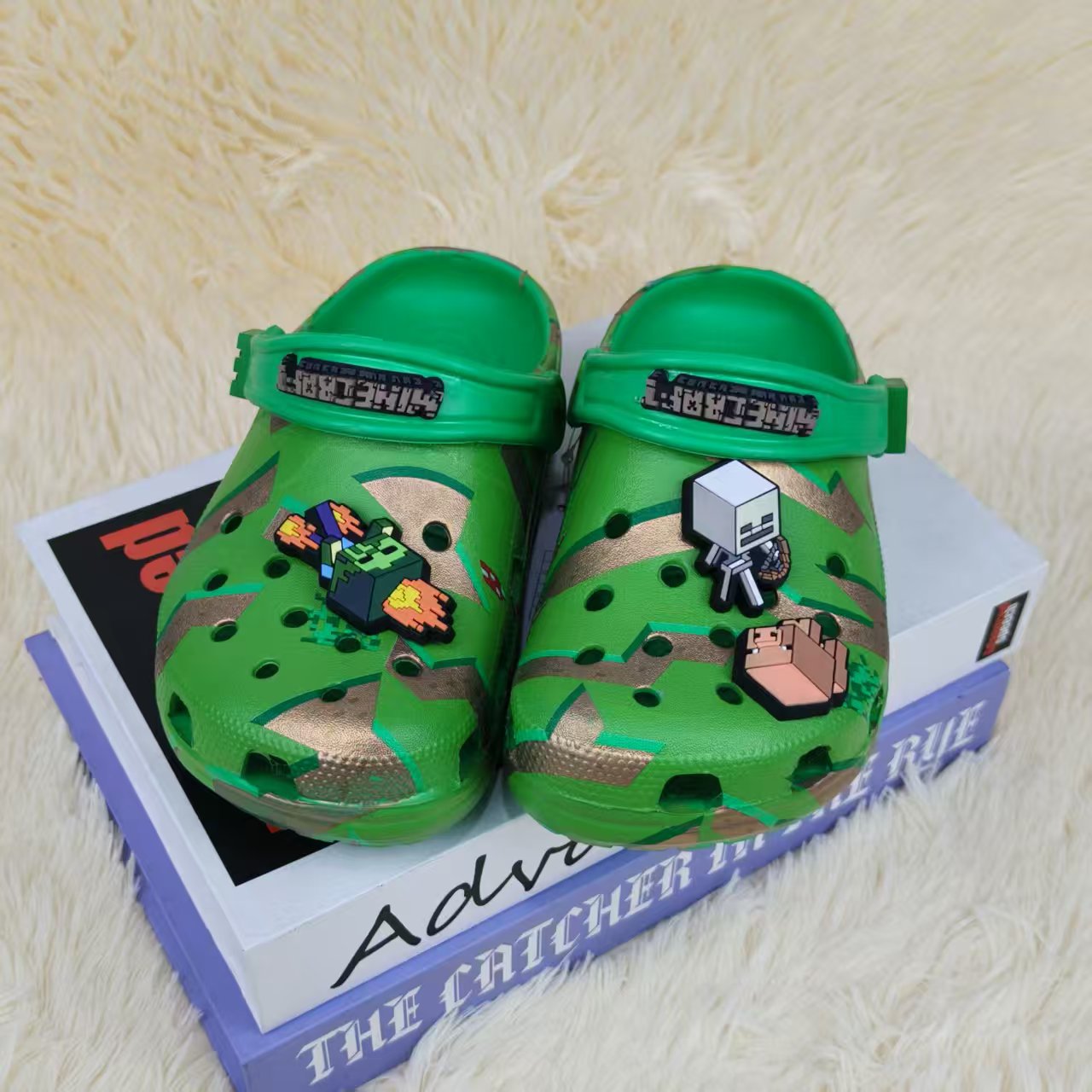 2025 nuevos zapatos agujero serie de dibujos animados monstruos eléctricos niños adultos series agujero zapatillas frescas al por mayor