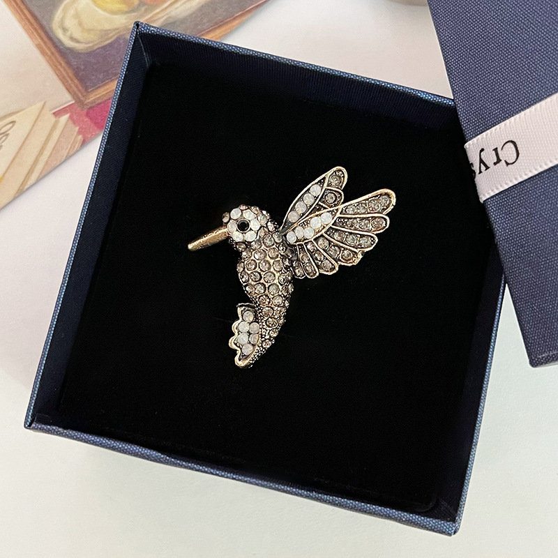 Spilla a forma di uccello con strass accessorio elegante animale_voghion.com