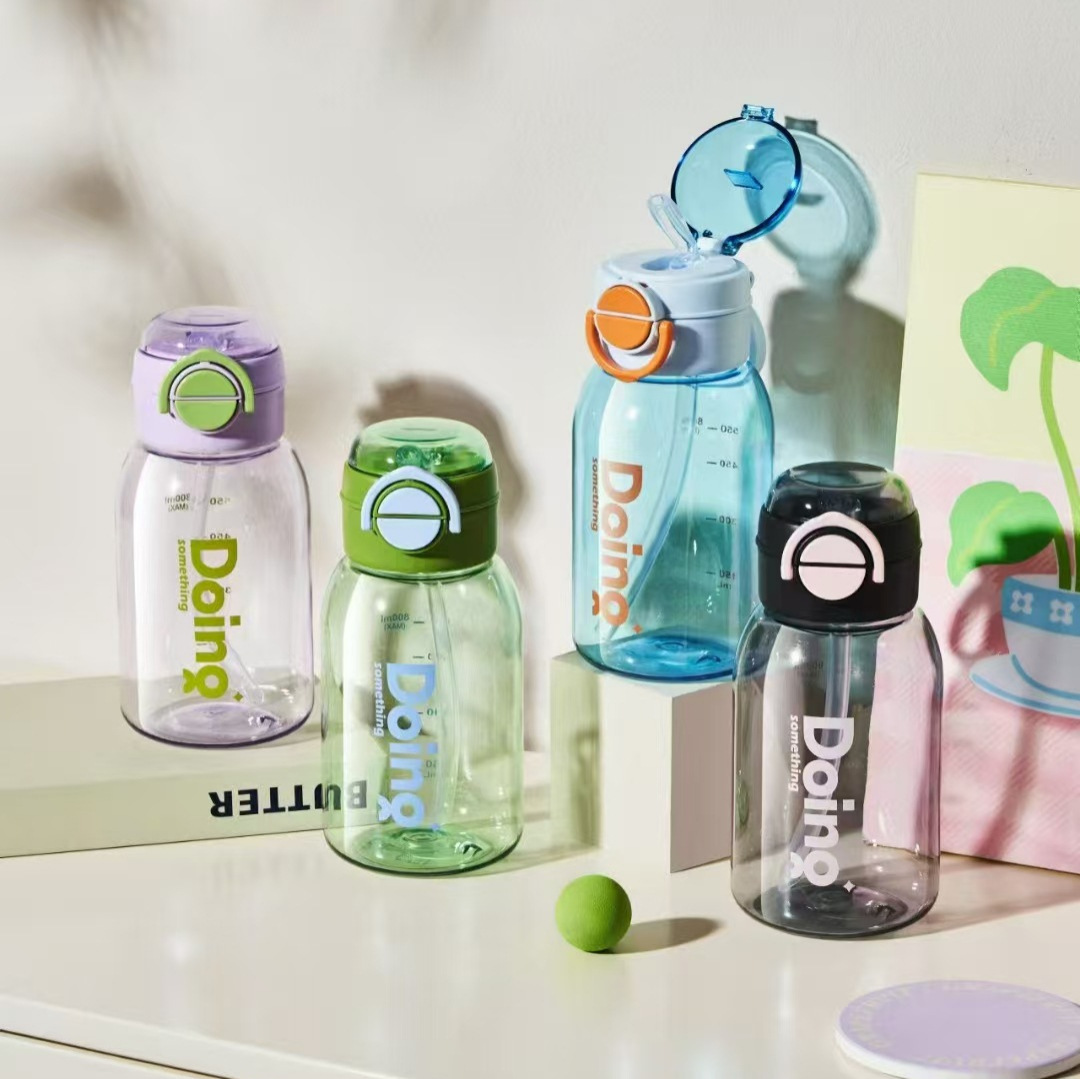 Jinshi nuevos productos portátiles estudiantes de alta capacidad doble bebida taza de paja 700ml deportivo simple jarro taza de plástico