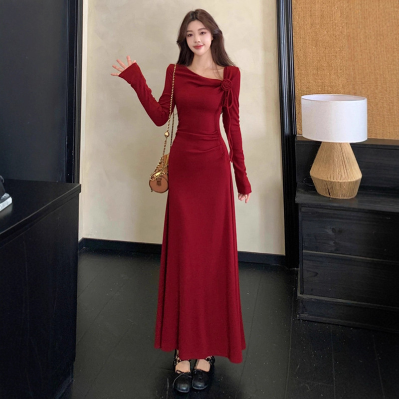 A Very Beautiful Early Autumn and Winter Cool Rich Daughter Wears a Red Dress with a High-Class Temperament for Women