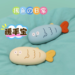 工場商品の新商品は魚を触って手を温めます。