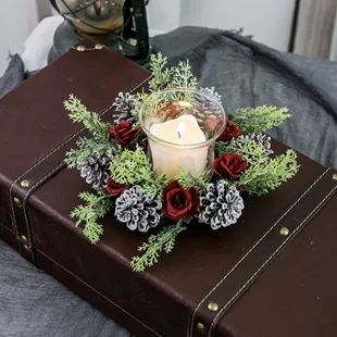 Подсвечник с ароматической свечой и цветочным кольцом