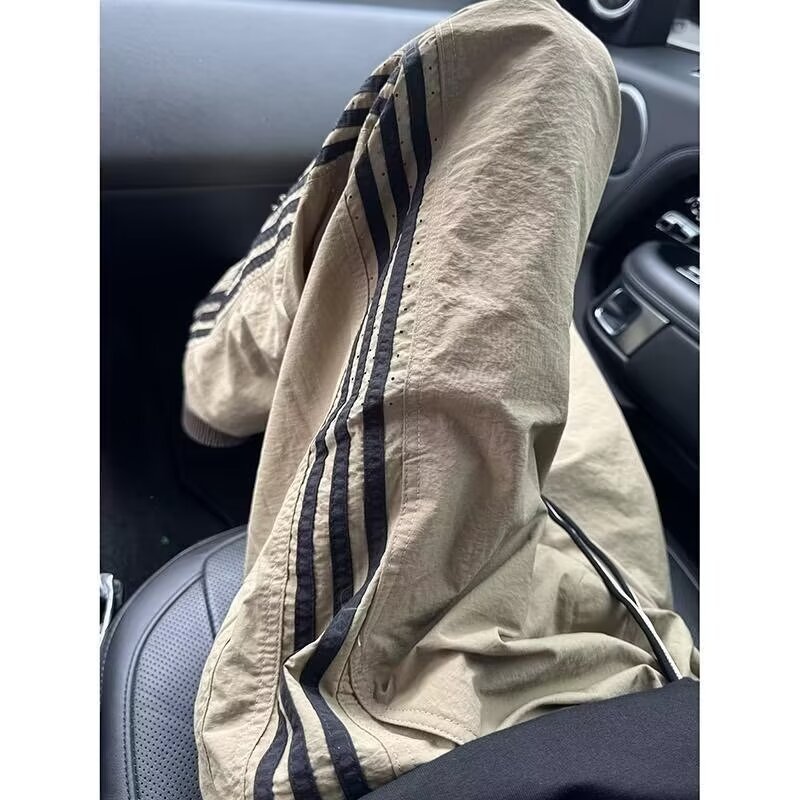 Pantalones a rayas de tres barras de color caqui pantalones de asalto de paracaídas de secado rápido de estilo fino de verano para hombres pantalones casuales rectos