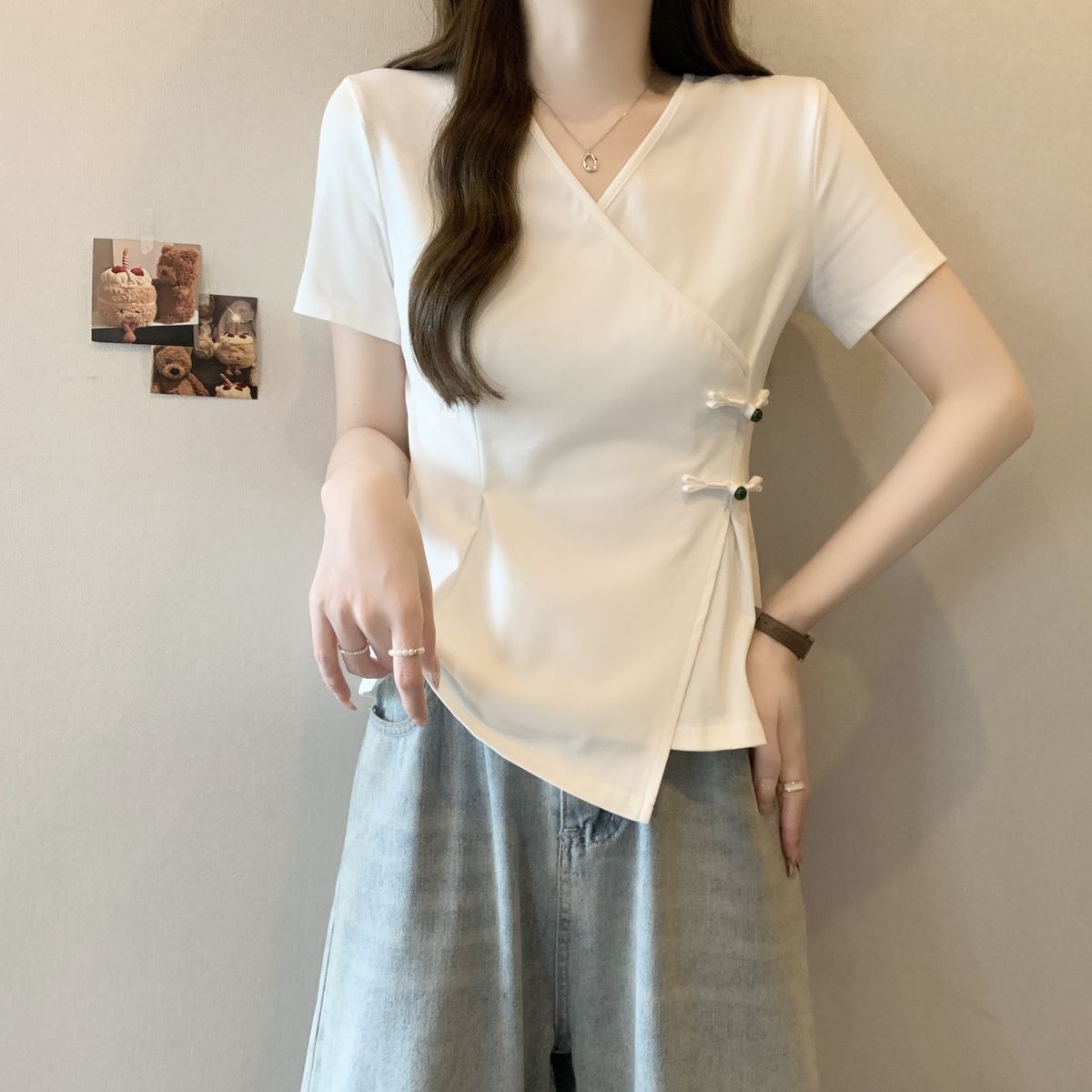Camiseta de manga corta con hebilla de disco irregular china de gran tamaño para mujer verano 2024 nuevo estilo para mujer, top delgado con cuello en v para mujer