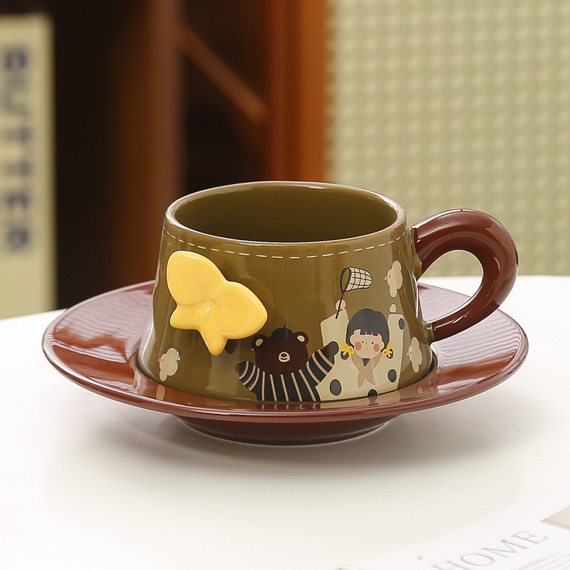 レトロ軽くて豪華な陶磁器のコーヒーカップのセットの高級感があります。|undefined