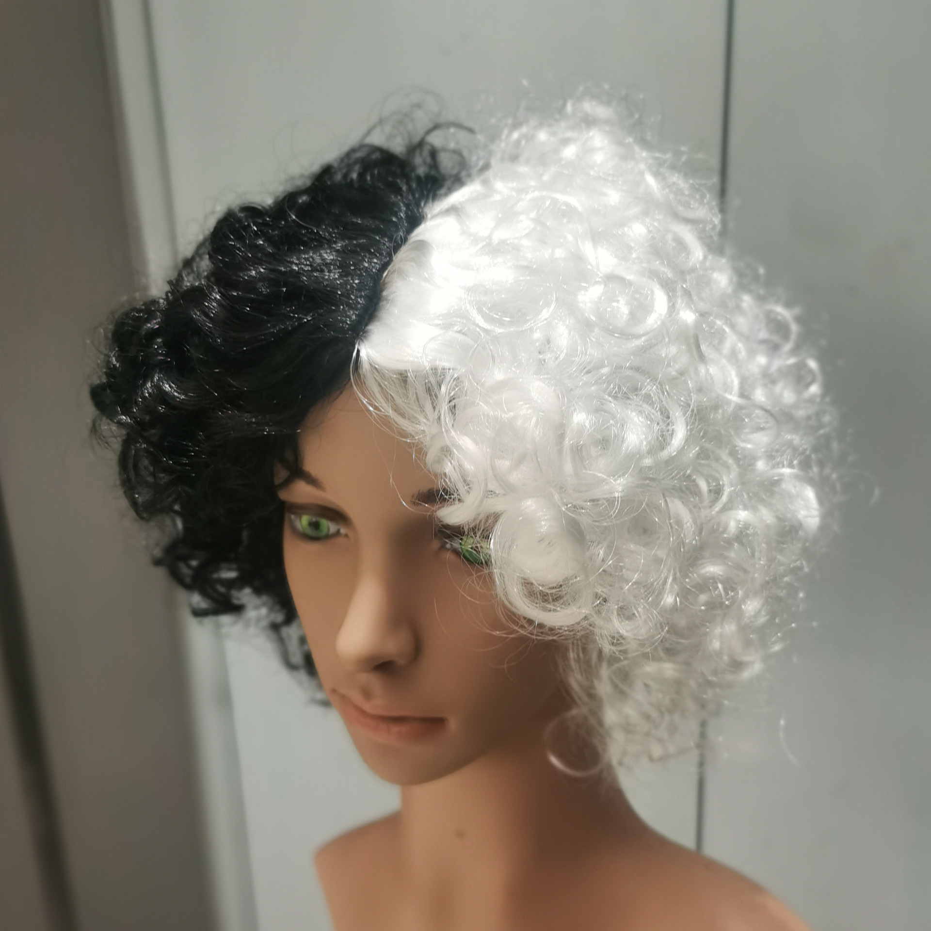 101 Dalmatians Whitewash Witch Cruella Wig Black and White Two-Tone Cosplay Anime European and American Party Wig