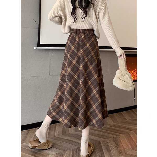 Long retro brown colored woolen autumn demi-season long skirt