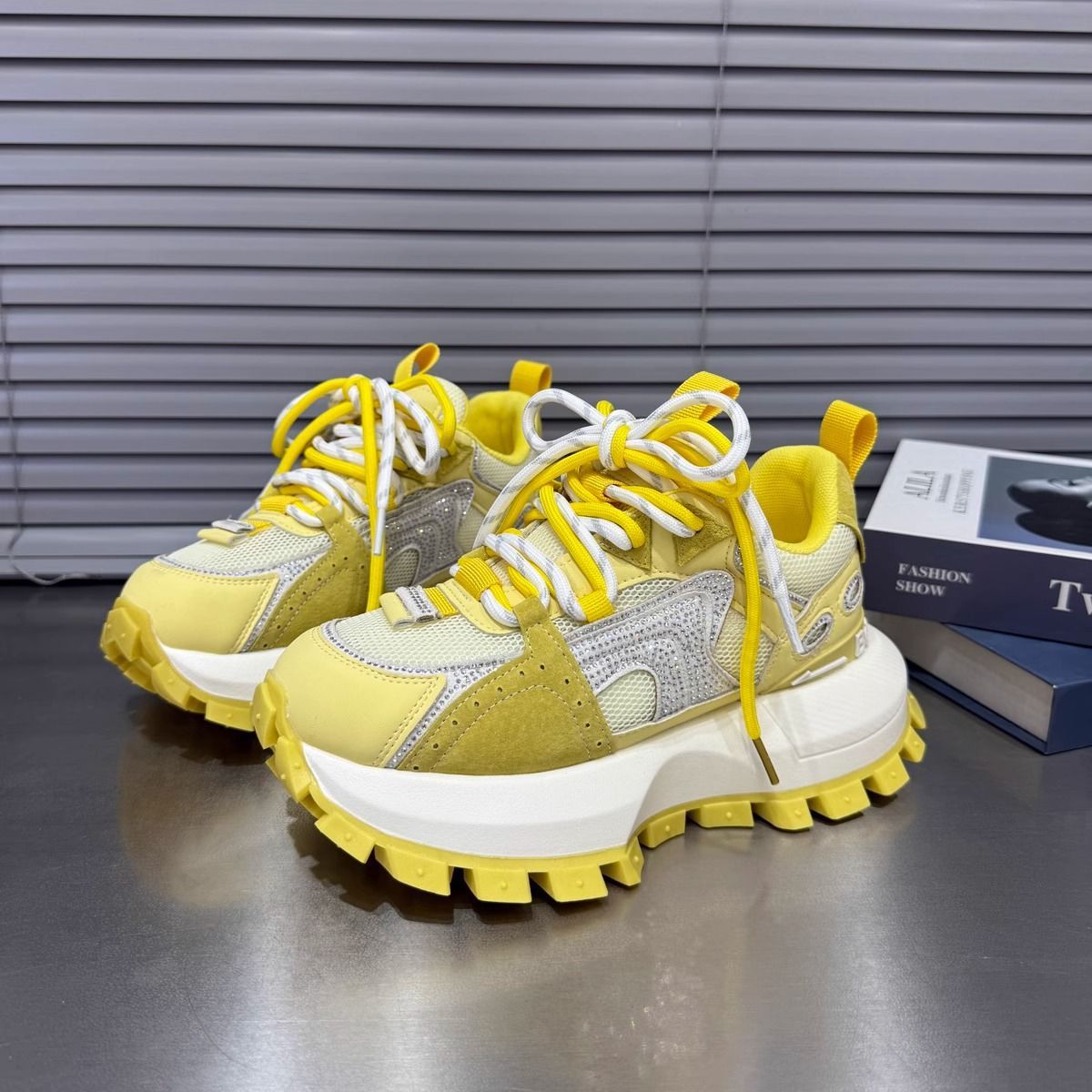 Zapatos blancos de suela gruesa para mujer 2025 verano nuevo estilo malla transpirable moda todo-fósforo ligero realce deportes y zapatillas de deporte de ocio