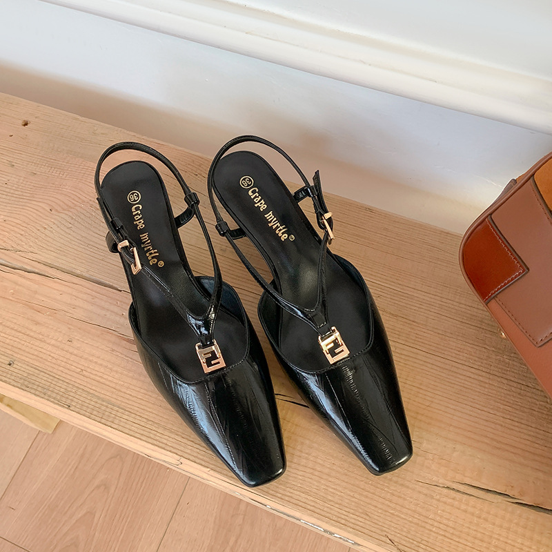 2025 verano nuevo estilo sandalias temperamento cabeza cuadrada pequeña hebilla dorada patrón de anguila tacón de gatito sandalias vacías mujeres verano