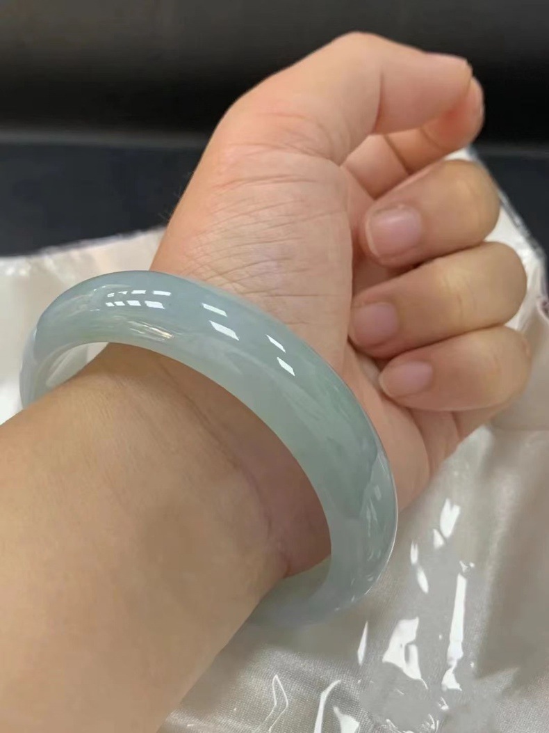 Vòng tay ngọc bích tự nhiên Miến Điện băng trong xanh nhạt cao cấp chi tiết 6