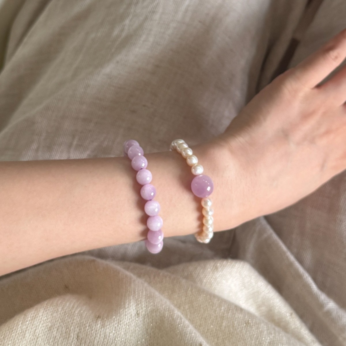 Pulsera minimalista de perlas de agua dulce violetas y gemas_voghion.com