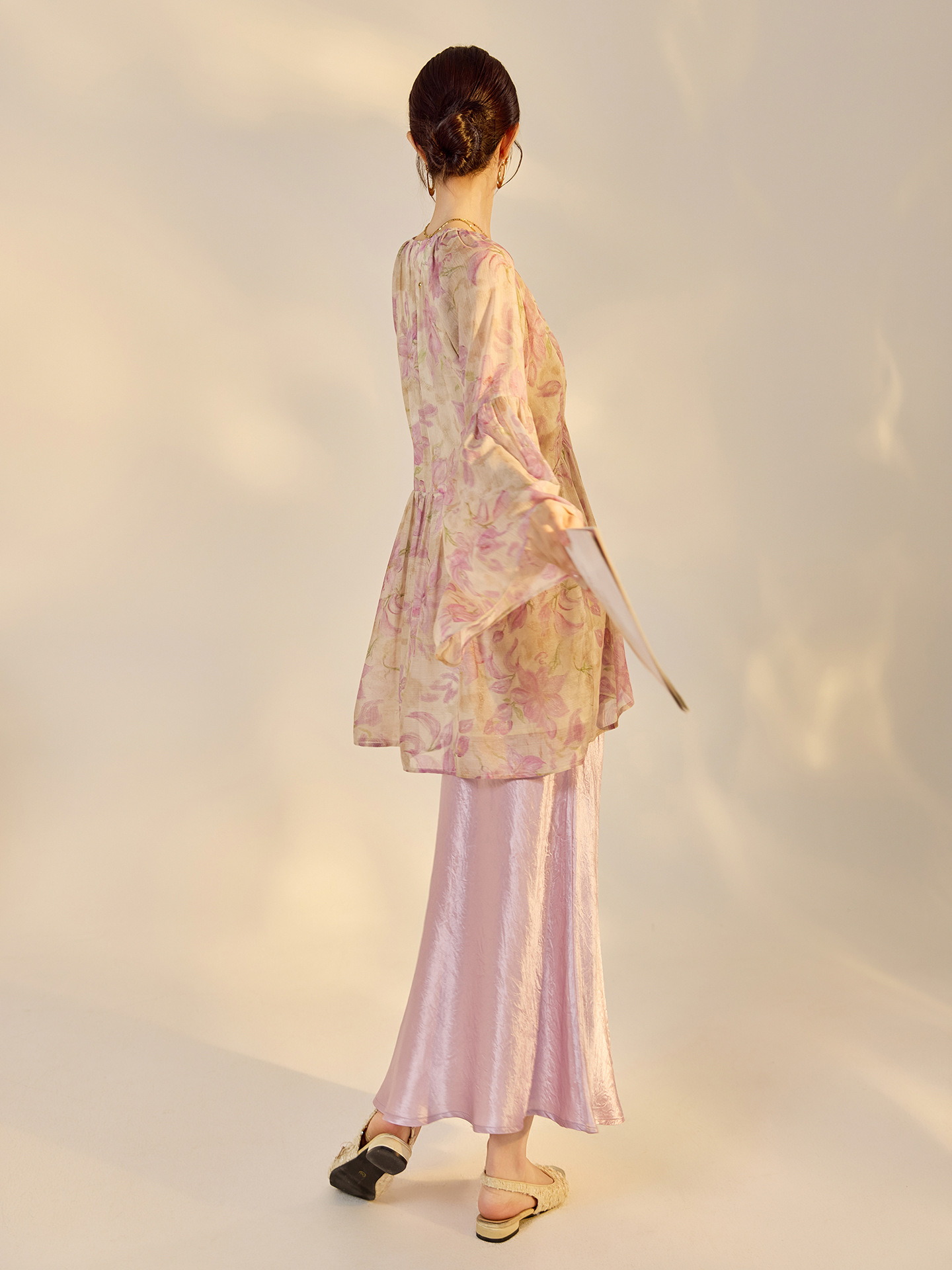 Áo kiểu nữ cổ V tay lồng đèn chất liệu chiffon phong cách Trung Hoa đính đá — màu tím nhạt