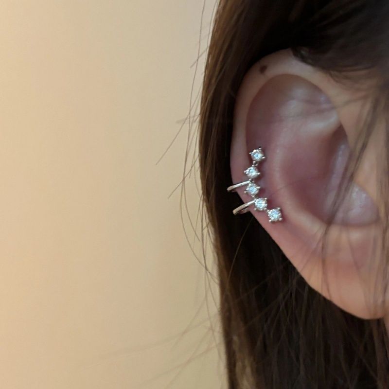 Pendientes de aro lisos para mujer, lujo ligero, pendientes de alta gama, pendientes populares, aretes de diseño exclusivo, aretes de otoño e invierno al por mayor